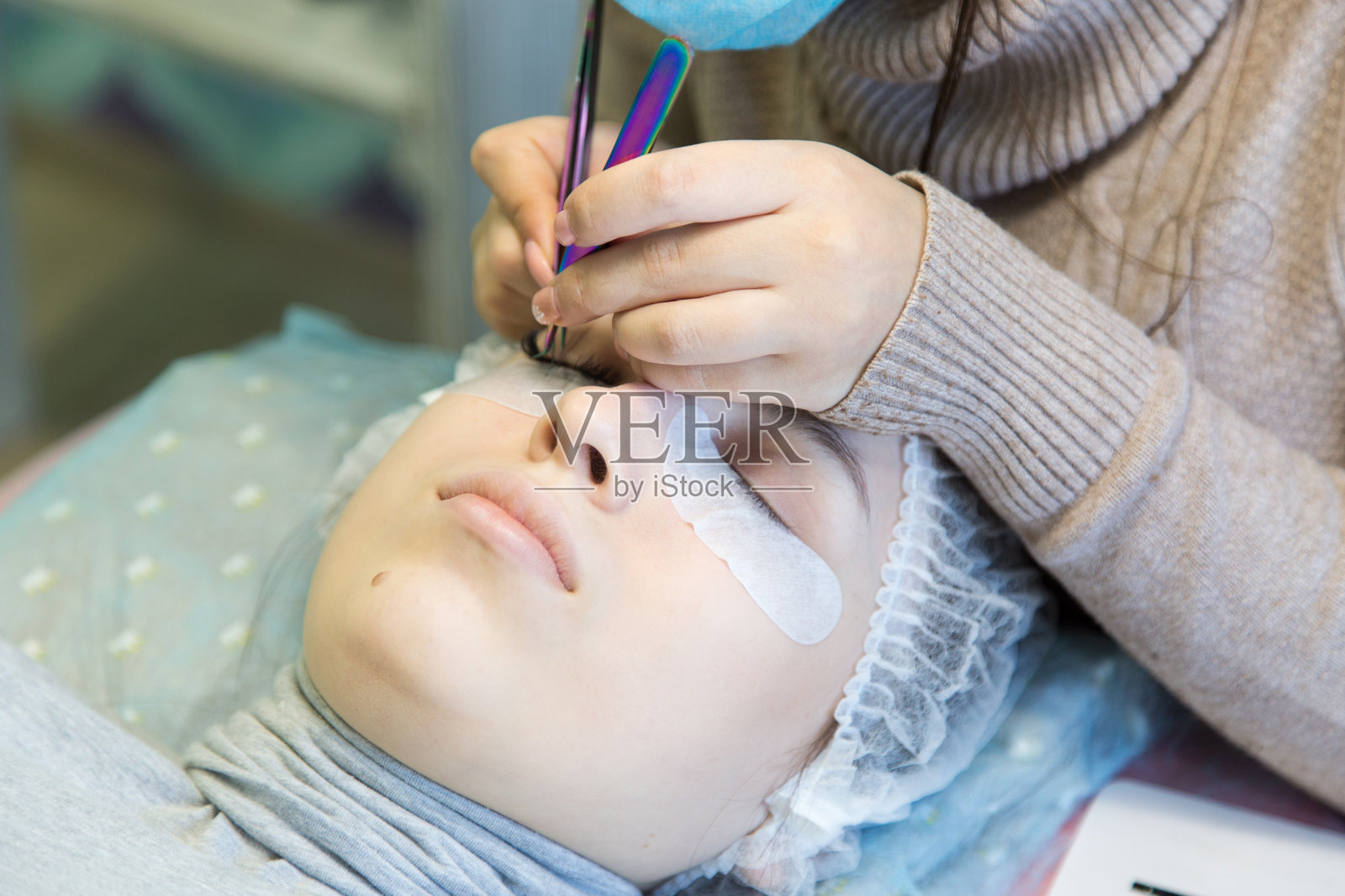 在水疗中心接受美容护理的女性照片摄影图片