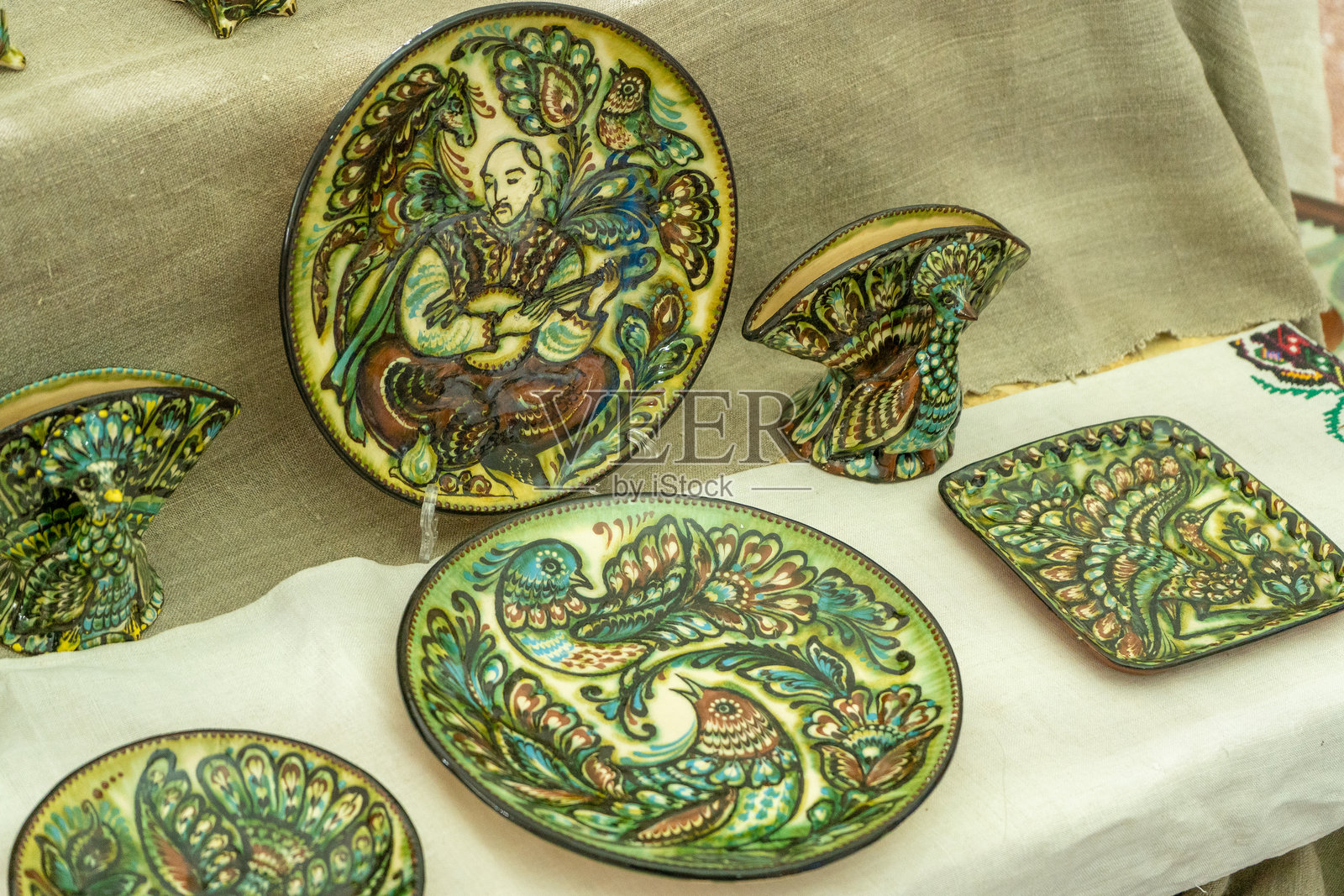 乌克兰陶瓷。盘子的绘画。照片摄影图片