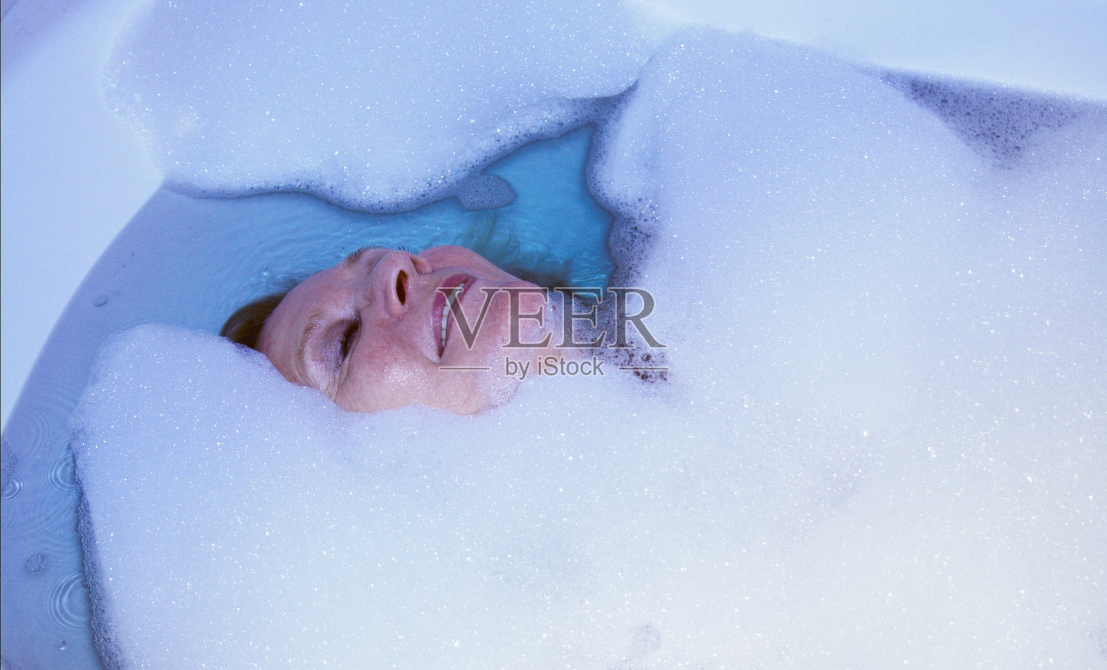 浴室。健康。快乐。照片摄影图片