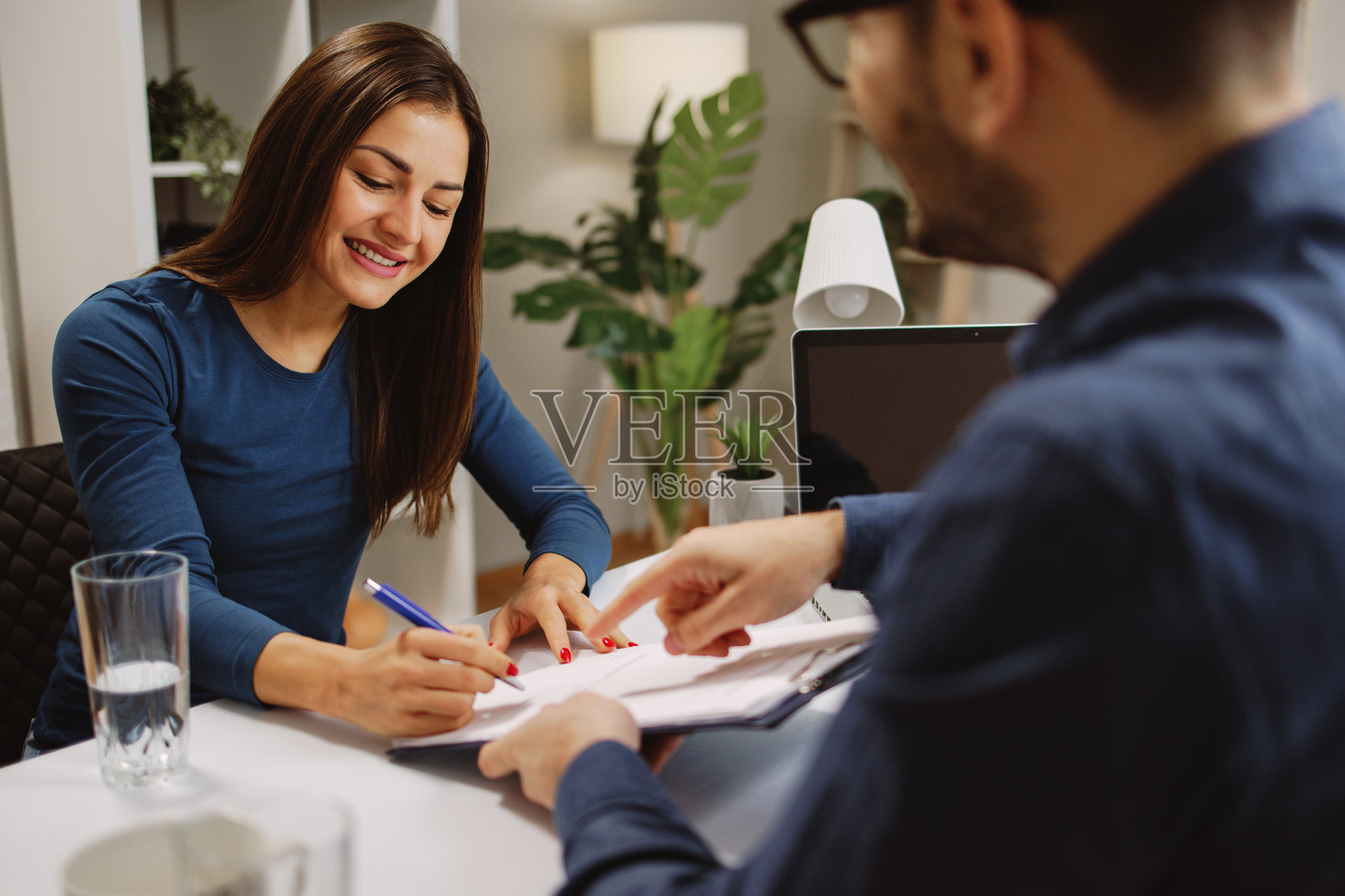 金融顾问在商务会议中协助客户签署合同照片摄影图片