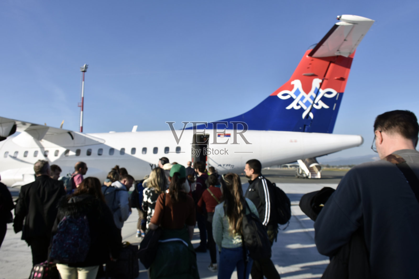 塞尔维亚航空,排队登机的乘客,旅游照片摄影图片