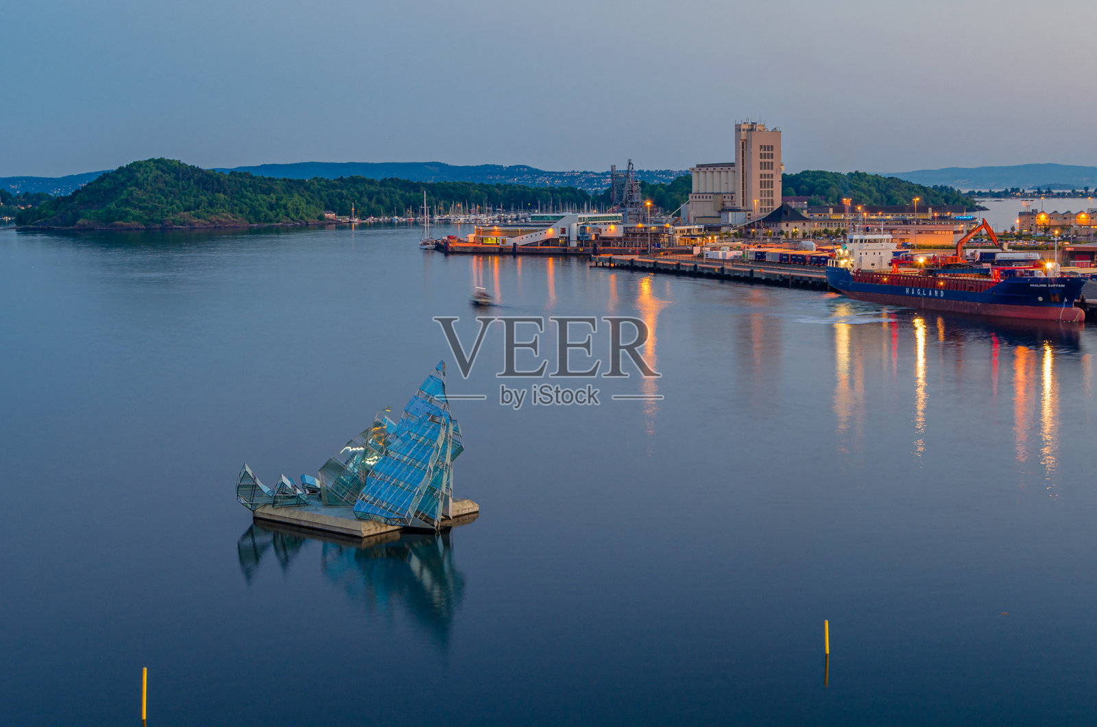 挪威奥斯陆的现代雕塑“她躺着”照片摄影图片