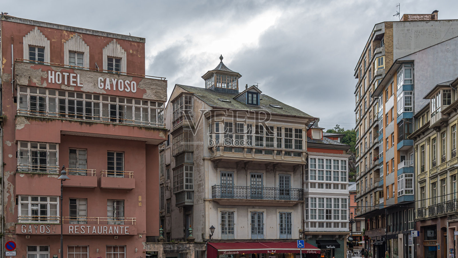 西班牙卢阿尔卡老城色彩斑斓的街道和商店景观照片摄影图片