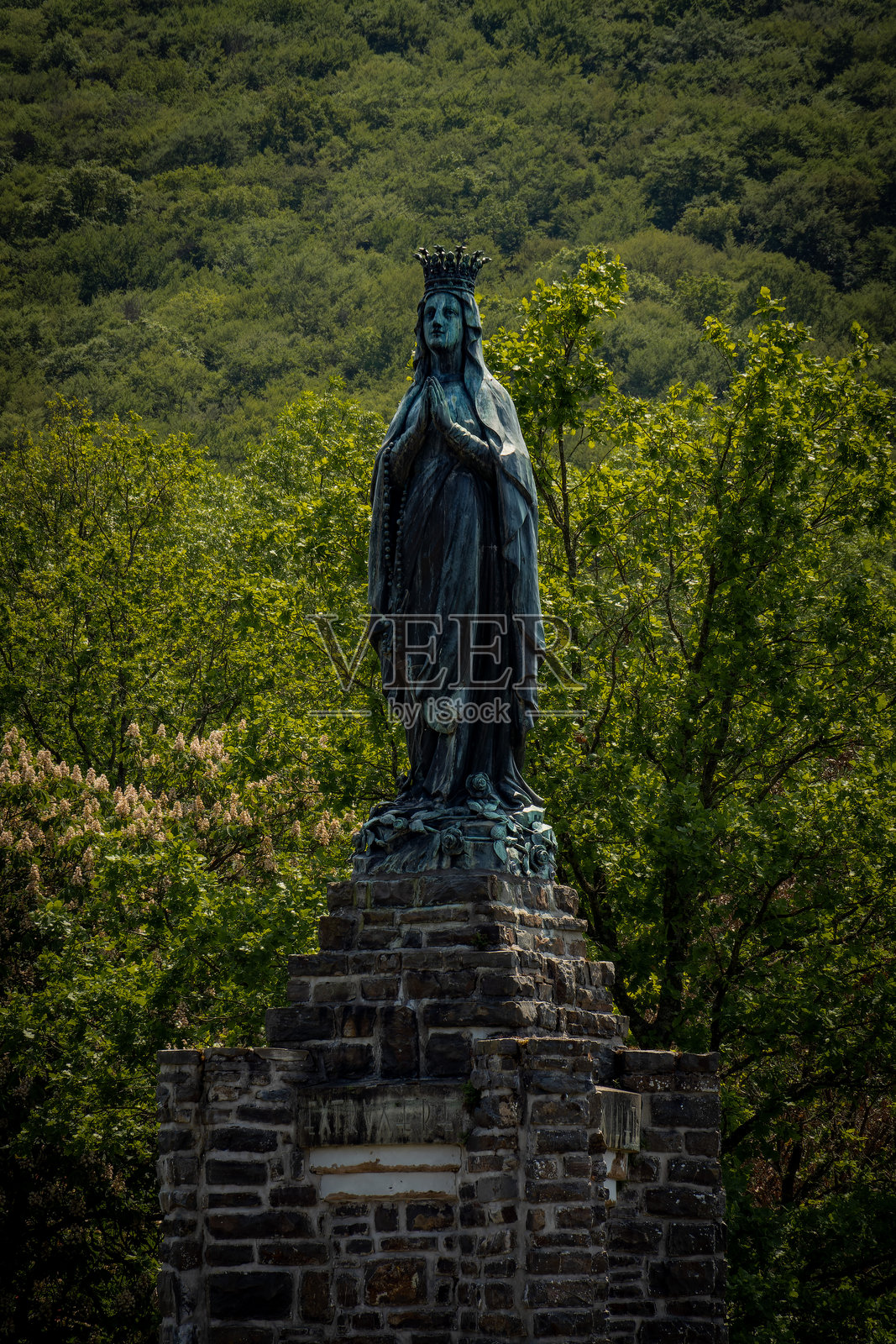 中世纪城堡，现在是一片废墟，位于卢森堡西北部小镇埃施-苏尔-舒尔的一个山脊上。照片摄影图片