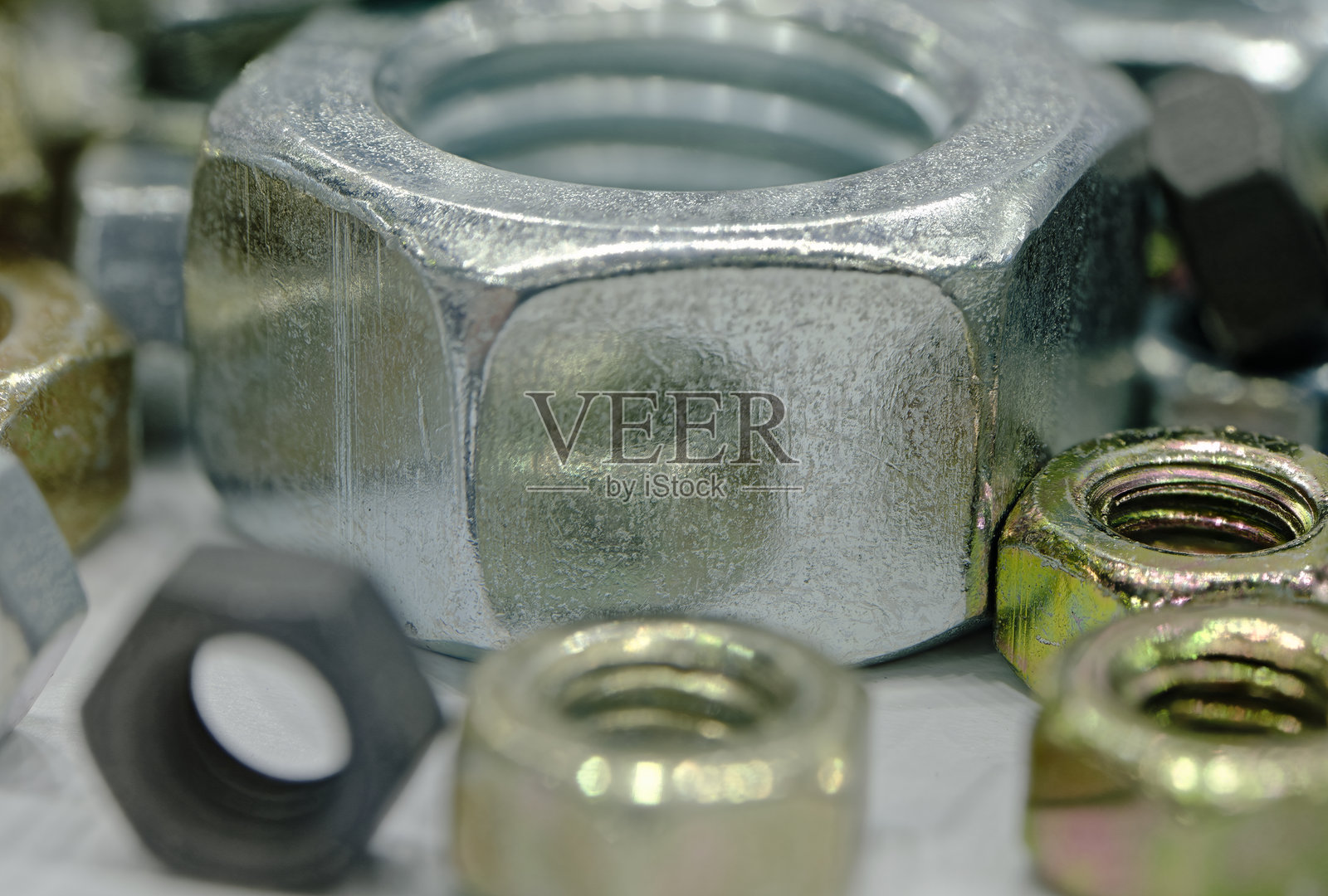 各种尺寸的镀锌六角螺母照片摄影图片