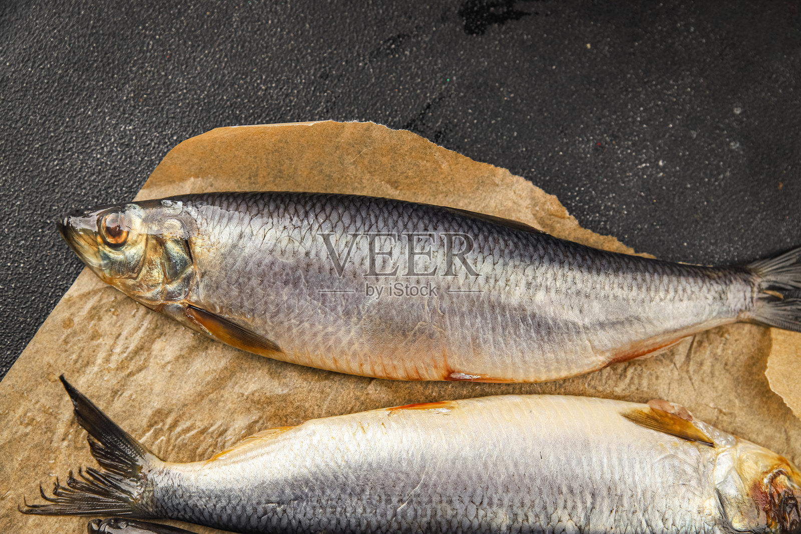 新鲜的鲱鱼海鲜美食，适合吃鱼者的美味菜肴，背景为桌面上的乡村风格美食俯视图，留有空白，适合生酮和古饮食，素食者。照片摄影图片