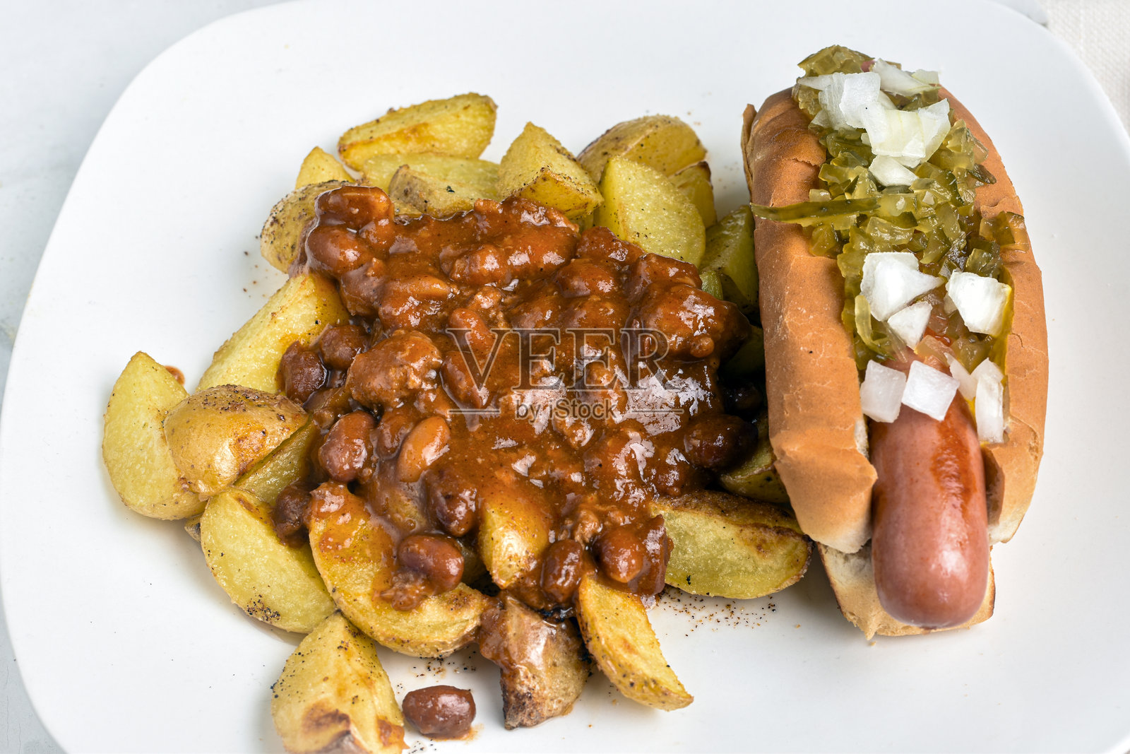 热狗上面加了调味酱和洋葱照片摄影图片