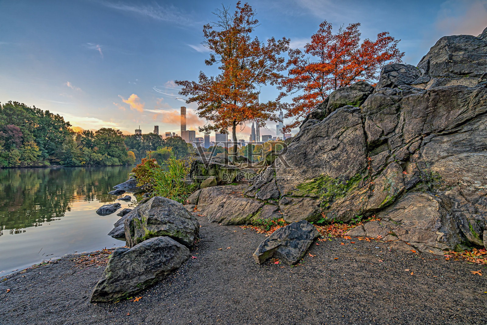 纽约市中央公园的湖泊照片摄影图片