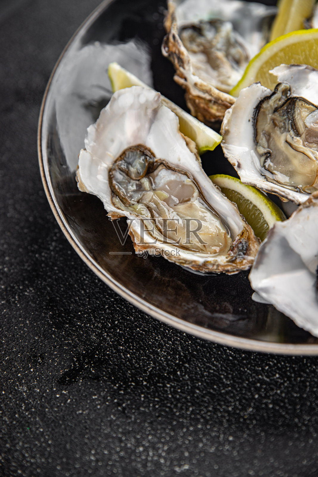 新鲜的海蛎子美味海鲜菜肴，桌上的美味佳肴背景，乡村风格的食物俯视图，留白，俯视图，海鲜主义饮食照片摄影图片