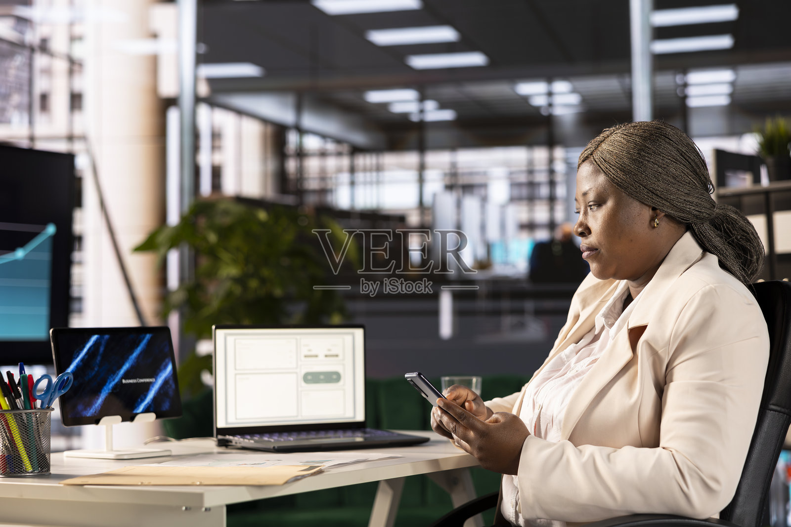 工作人员使用手机查看商业财务数据和文件照片摄影图片