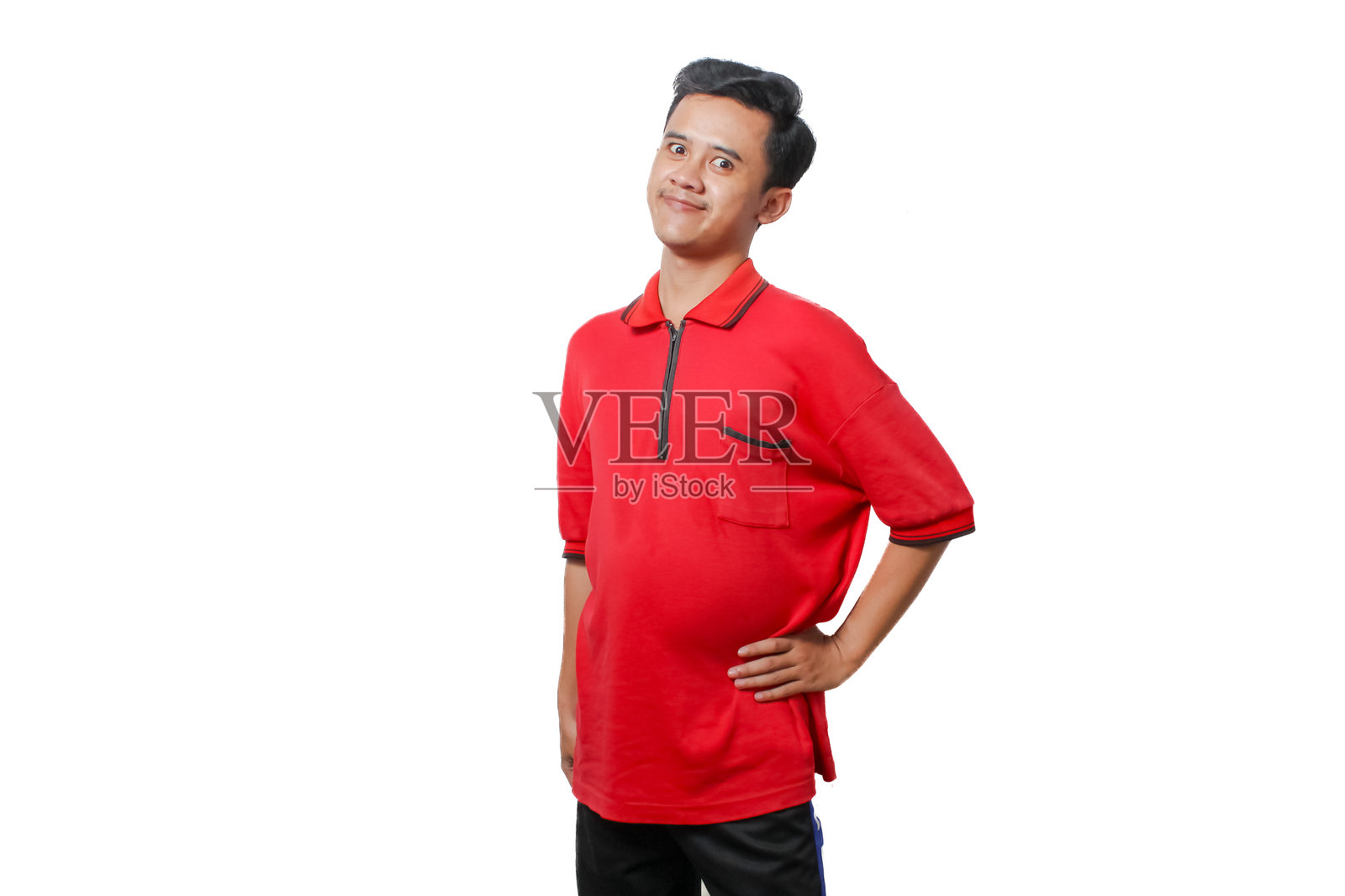 穿着红色 polo 衫的亚洲男子在白色背景下侧目而视照片摄影图片