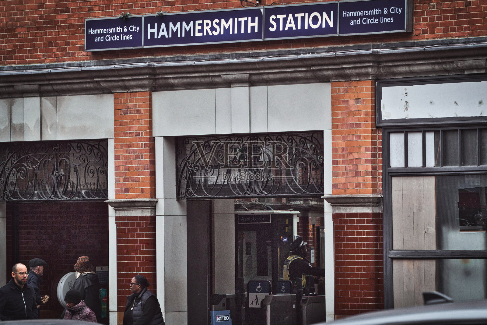 伦敦哈默史密斯的哈默史密斯车站入口 - 2024年11月08日照片摄影图片