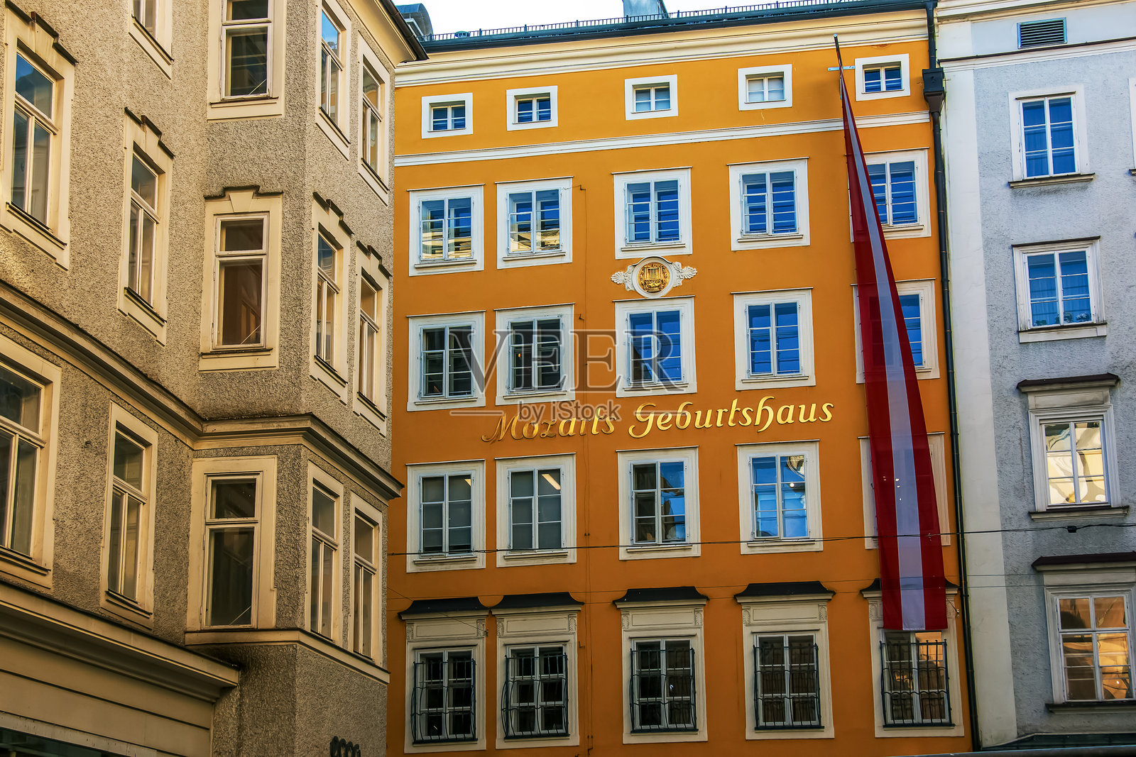 城市中莫扎特咖啡馆历史建筑的外观。照片摄影图片