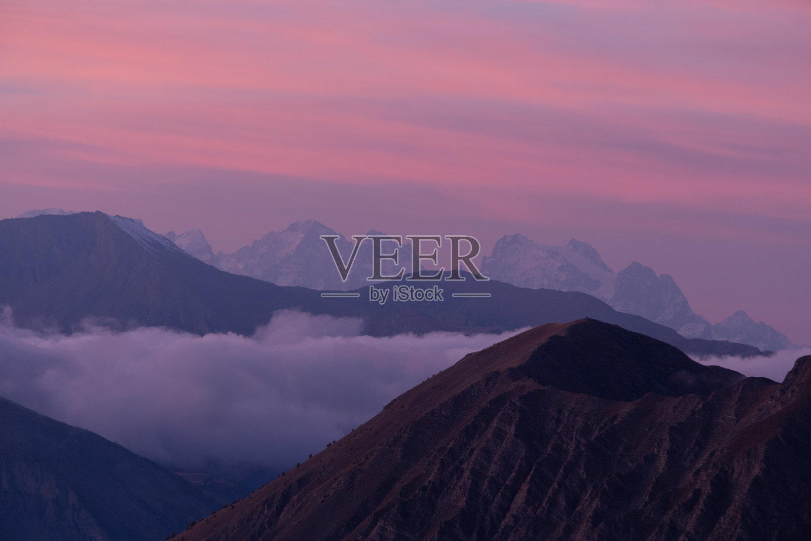 多云的日落照片摄影图片