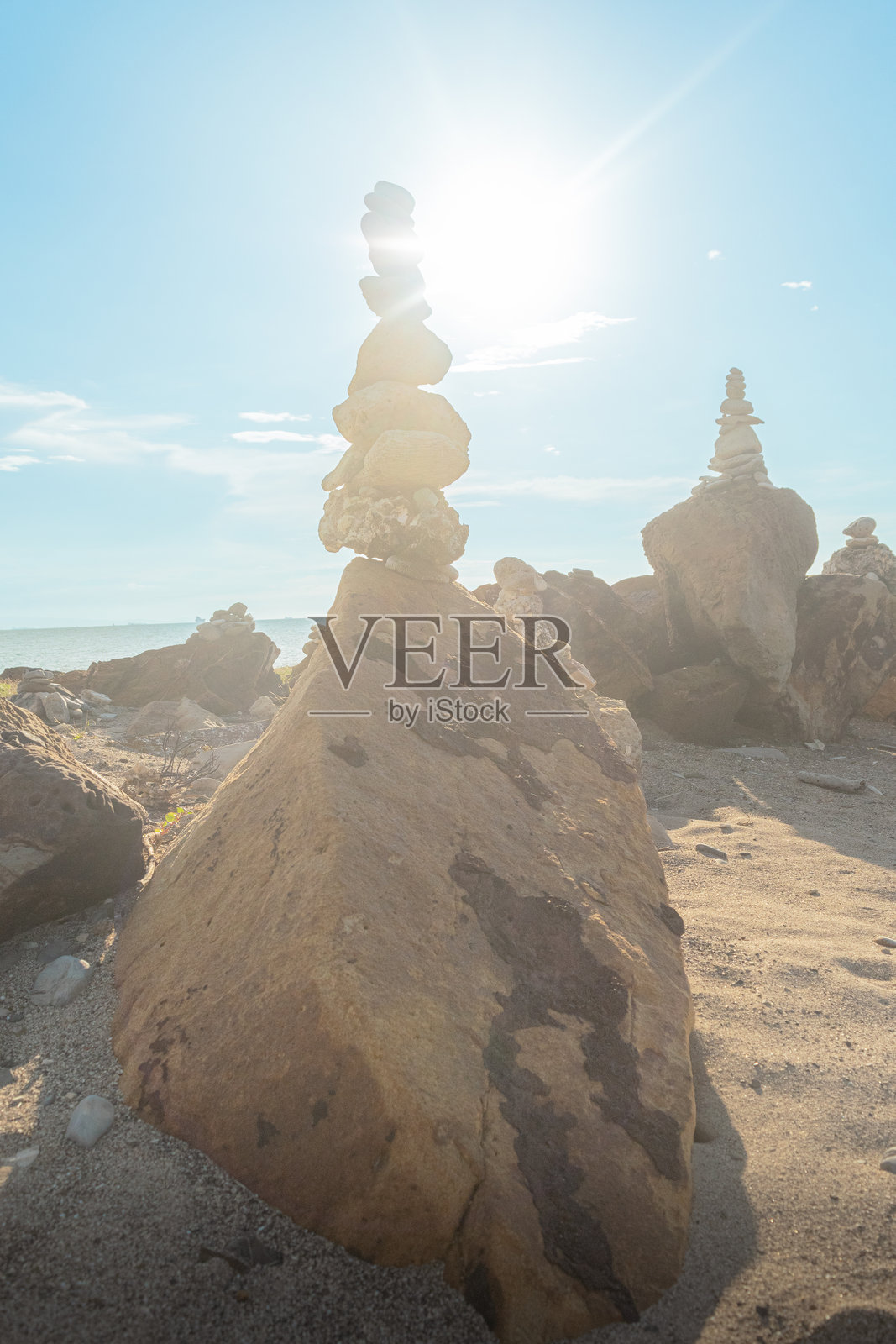 日落时分海滩上的岩石 formations照片摄影图片