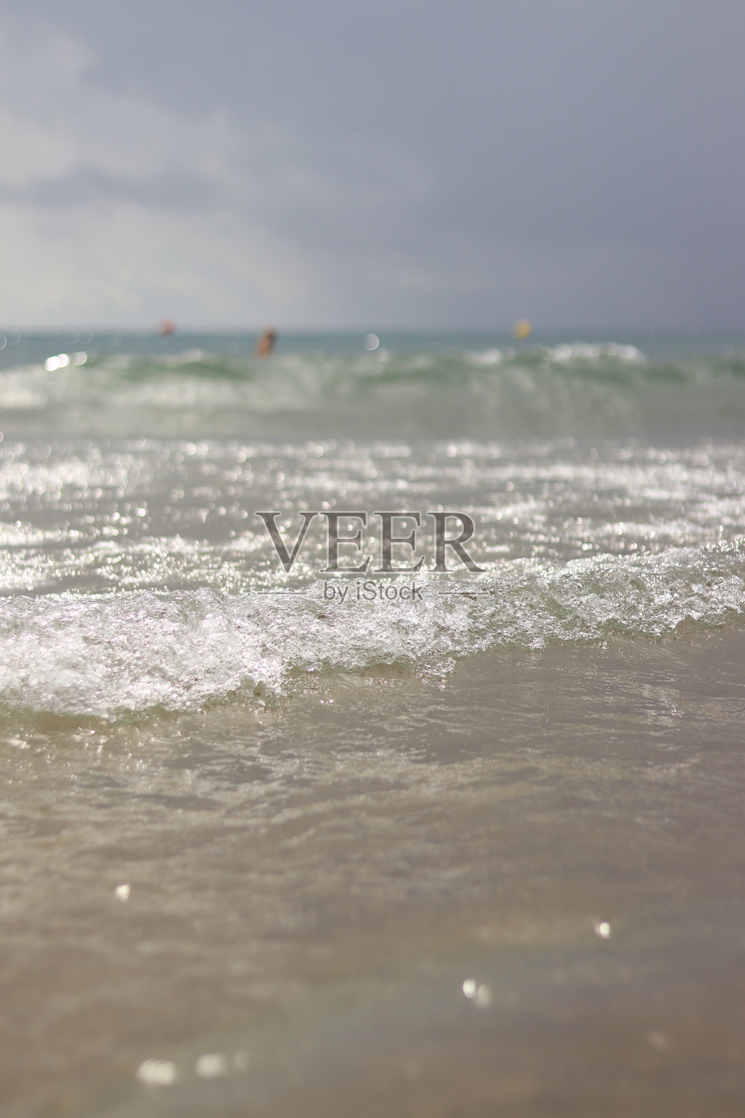 阴天中小浪的海景照片摄影图片