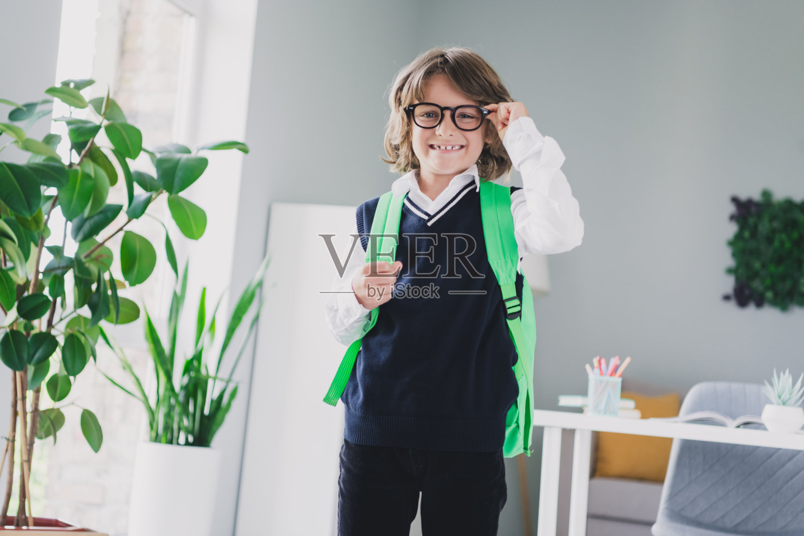 可爱搞笑聪明的小男孩在家中准备学校课程，室内公寓环境。照片摄影图片