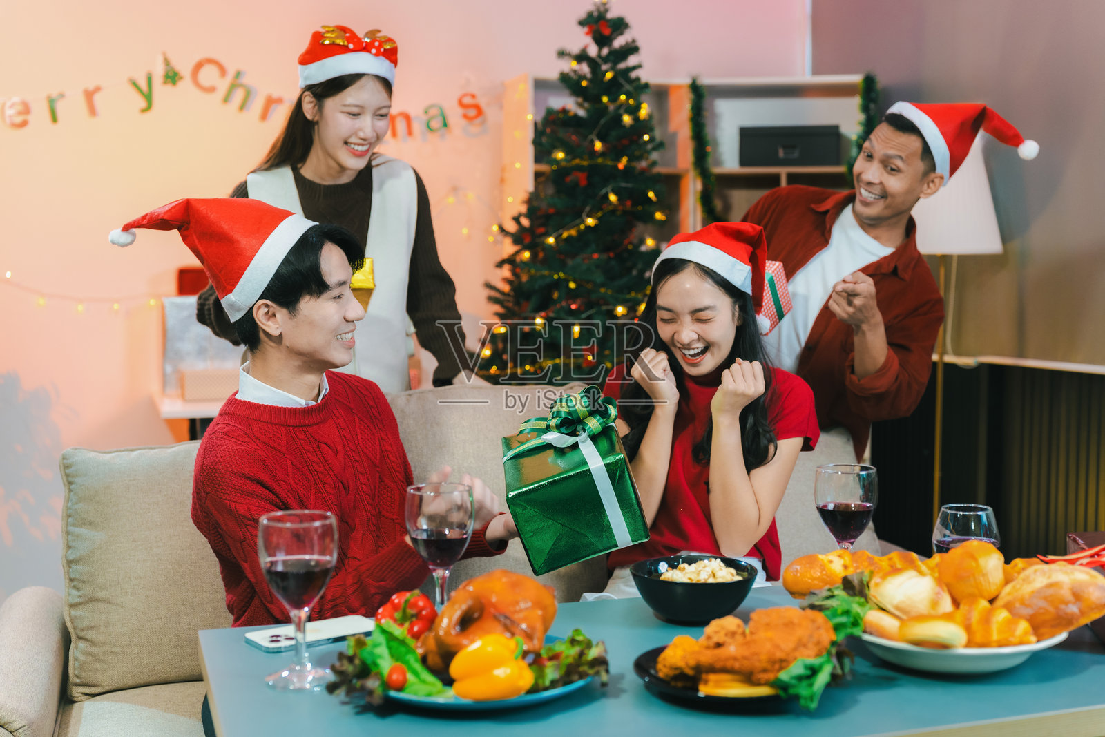 饮料与交谈，共同庆祝圣诞快乐。照片摄影图片