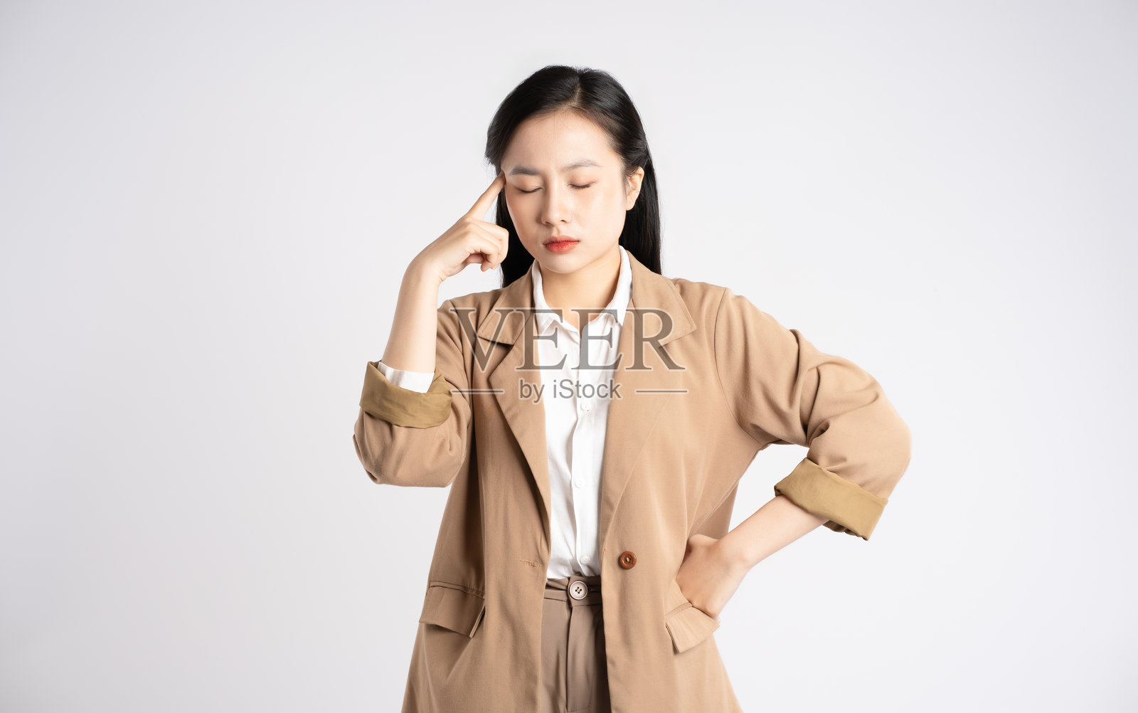 年轻亚洲女商人在白色背景前摆姿势的肖像照片摄影图片