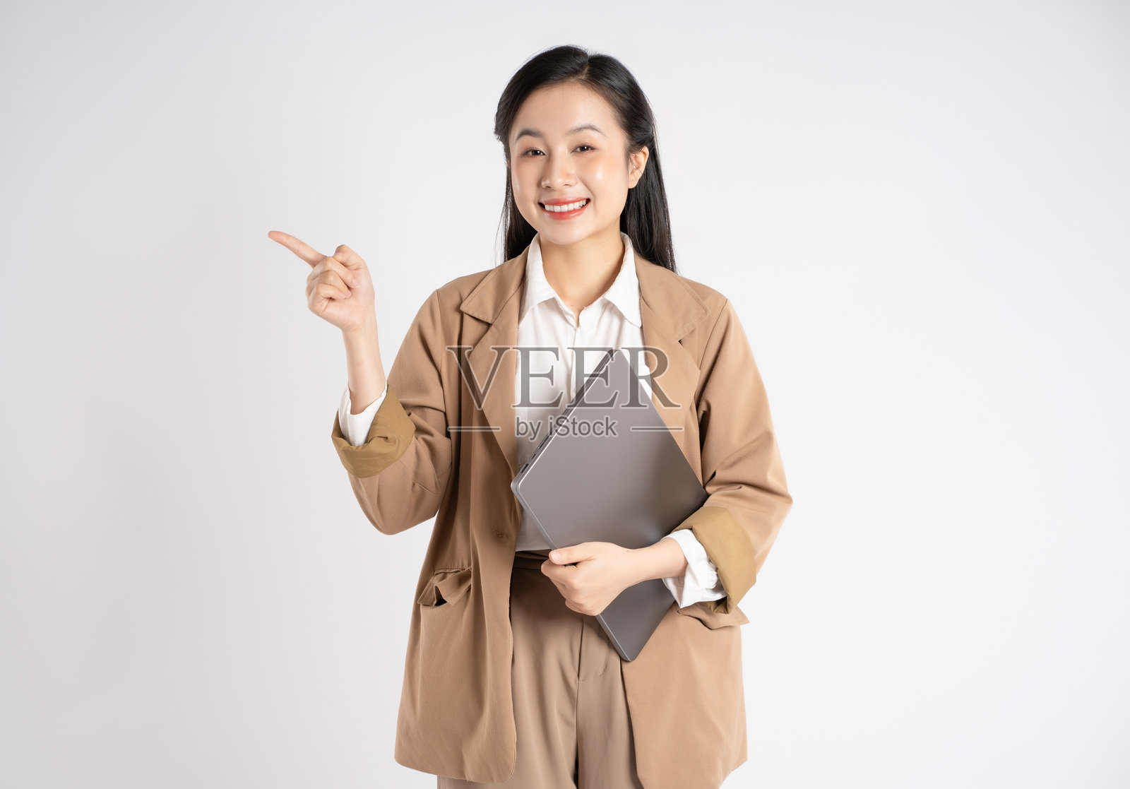 年轻亚洲女商人在白色背景下使用笔记本电脑的肖像照片摄影图片