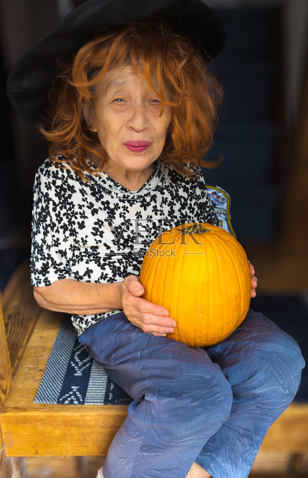 日本老年女性庆祝万圣节照片摄影图片