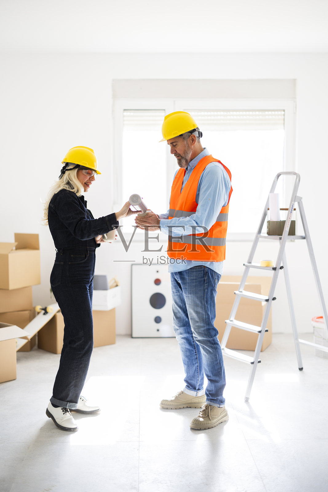 一对情侣在翻新新公寓时喝咖啡和休息照片摄影图片