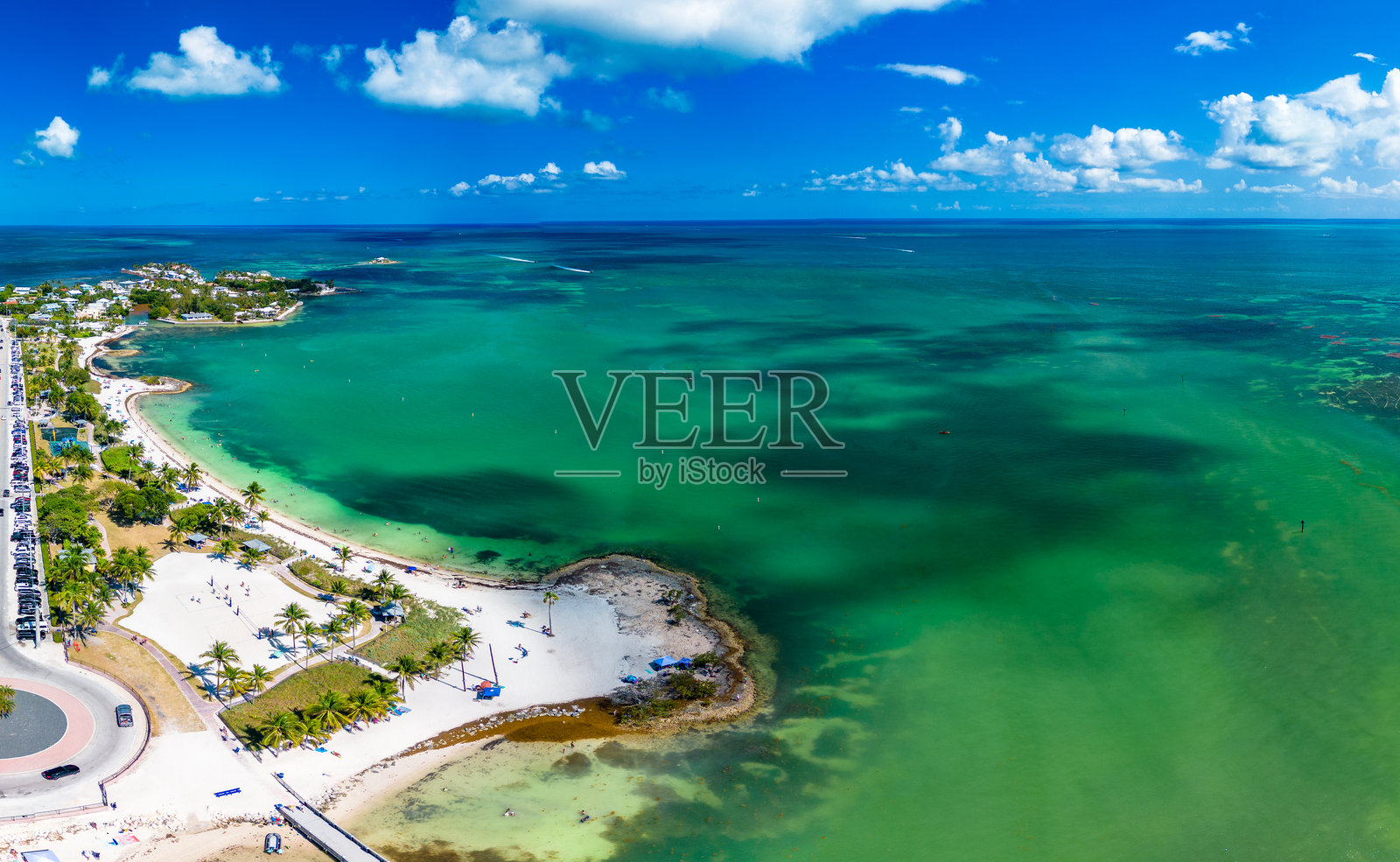 佛罗里达州马拉松的佛罗里达群岛上，棕榈树环绕的索姆布雷罗海滩。照片摄影图片