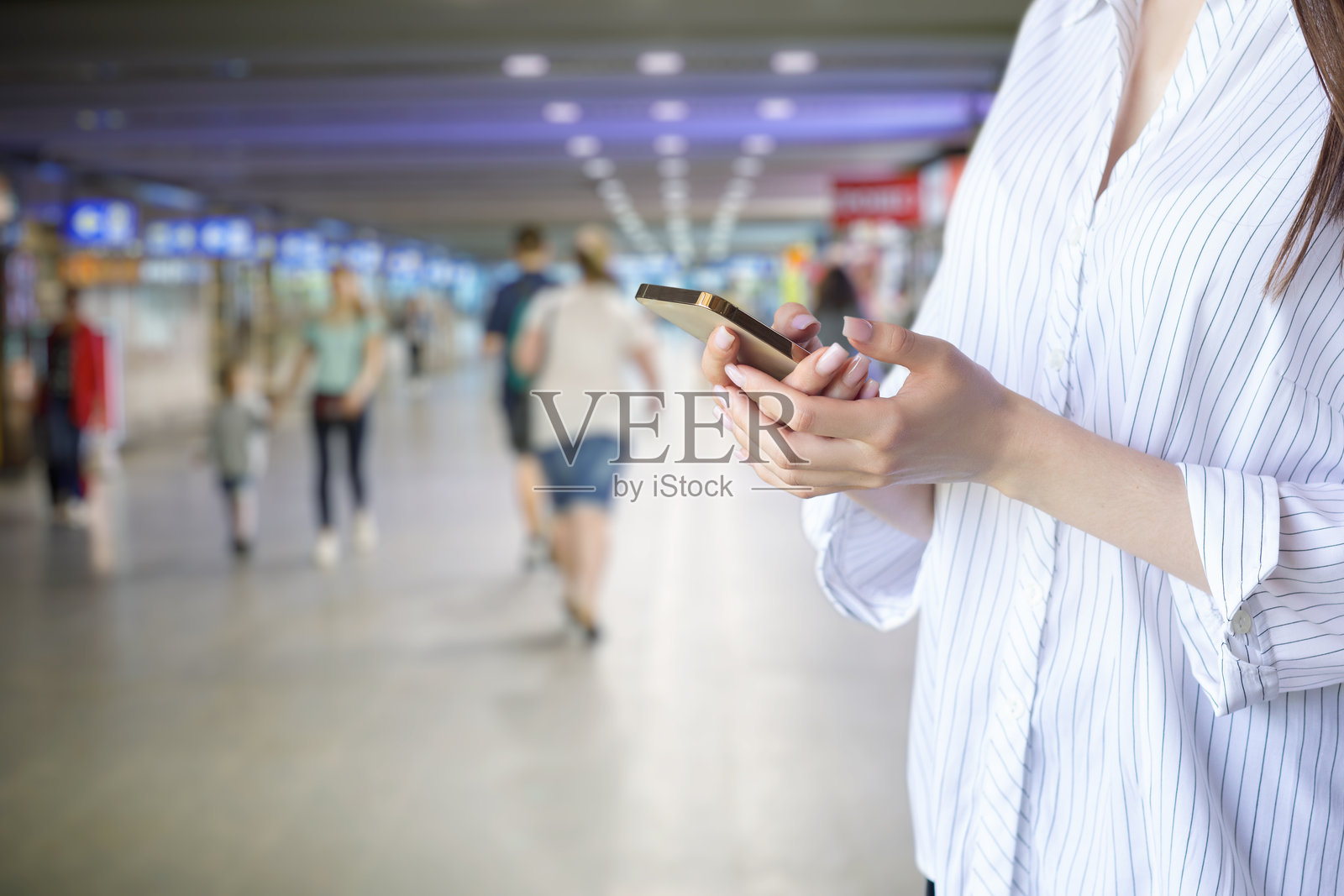 旅行途中的移动技术概念。照片摄影图片