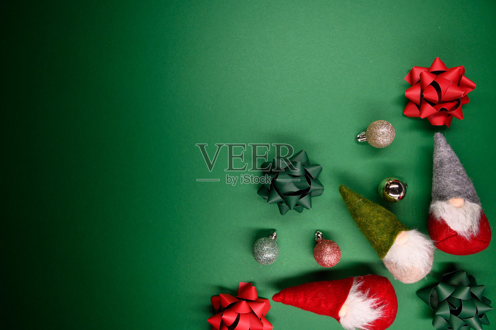 绿色圣诞背景，配有麦克风和小圣诞老人照片摄影图片