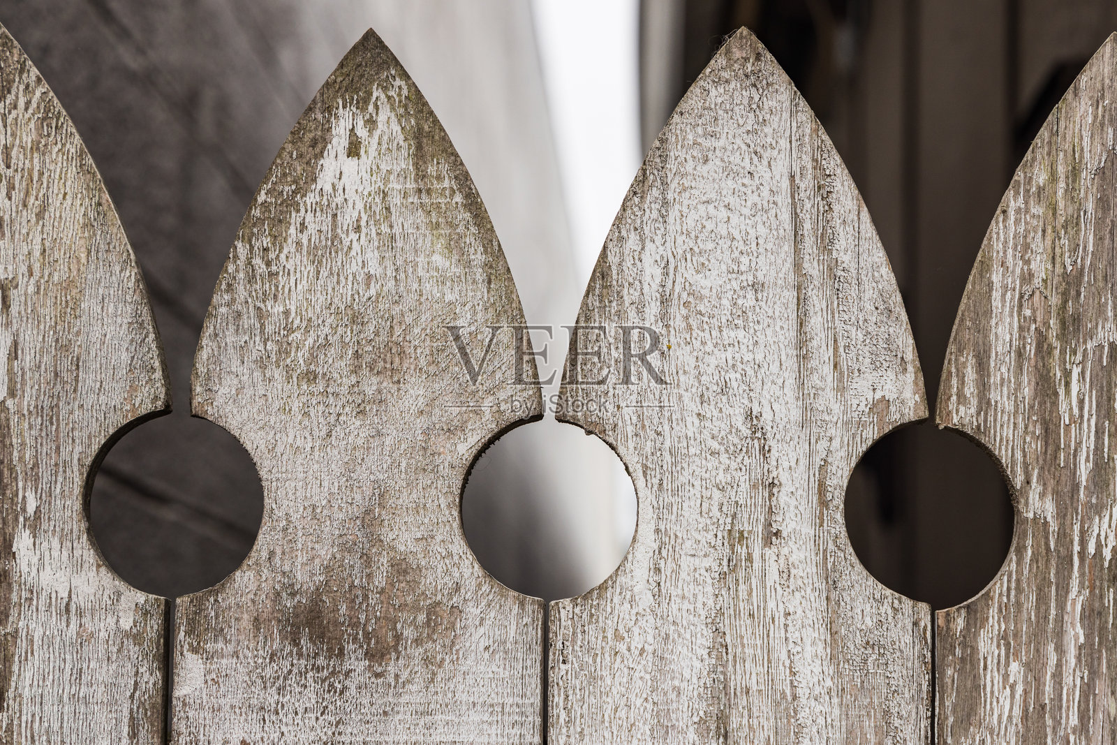 剥落的油漆在栅栏上。照片摄影图片