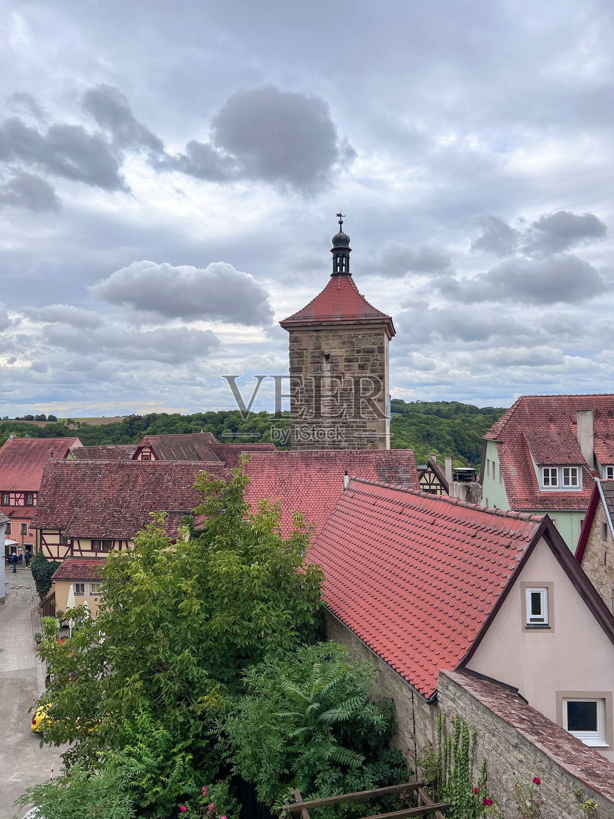 从城市墙上俯瞰德国巴伐利亚州罗滕堡的西贝尔斯图姆塔和老房子的屋顶照片摄影图片