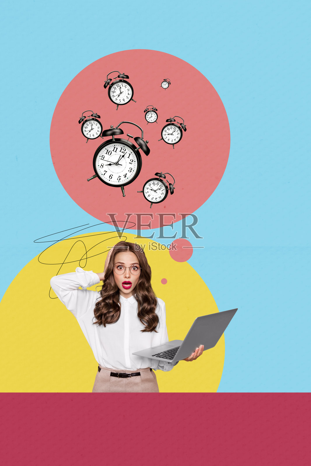 年轻女商人员工秘书的垂直海报拼贴，截止日期、时间管理、紧迫感、任务、笔记本电脑、远程工作者、压力气泡照片摄影图片