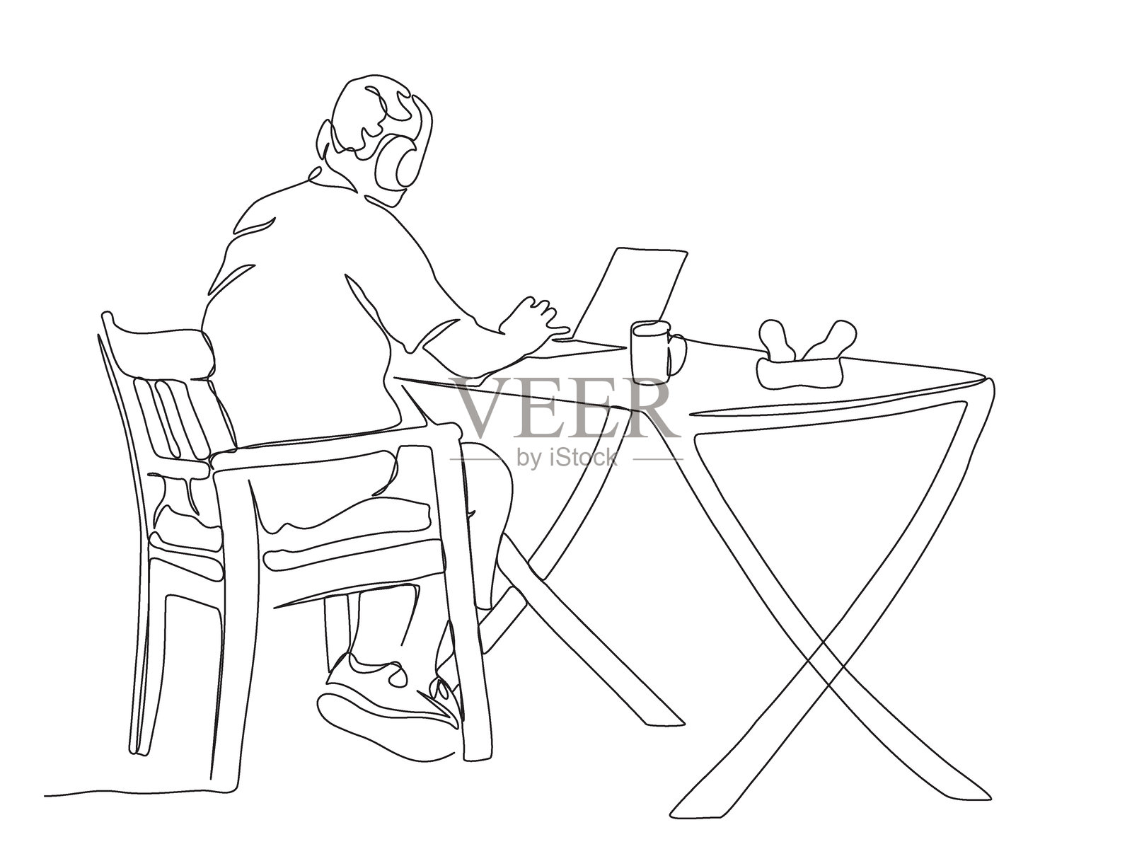 戴着耳机的男子在街边咖啡馆的桌子上使用笔记本，旁边有杯子和小吃。连续线条绘画。黑白线条艺术风格的插图。插画图片素材