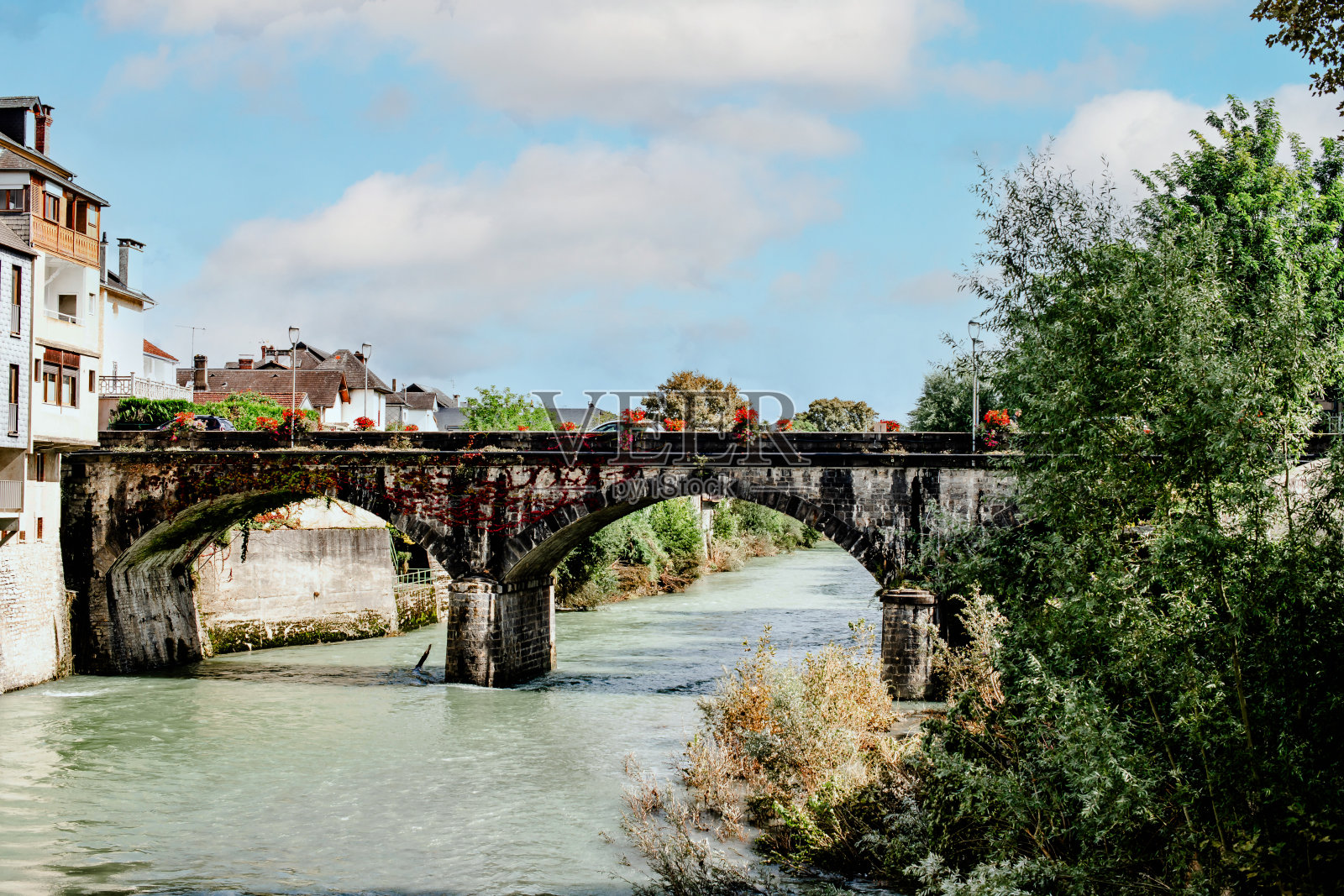 发现法国巴斯克地区的莫利昂-利查尔村。照片摄影图片