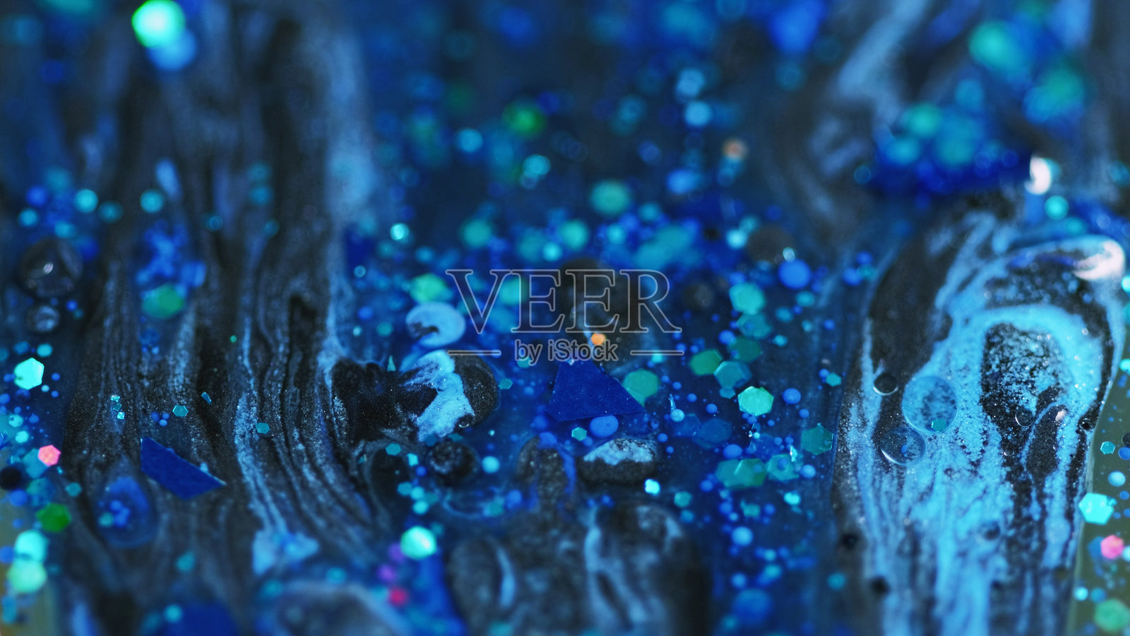 丙烯颜料混合湿亮片洒落蓝色黑色墨水照片摄影图片