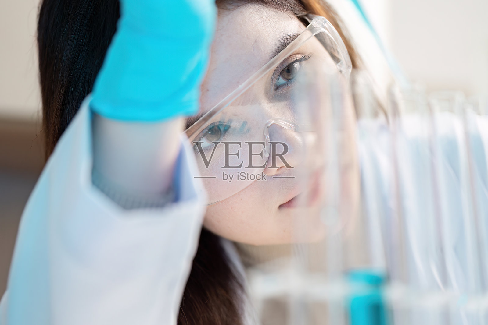 科学家在现代实验室中进行实验，使用先进设备和防护装备照片摄影图片