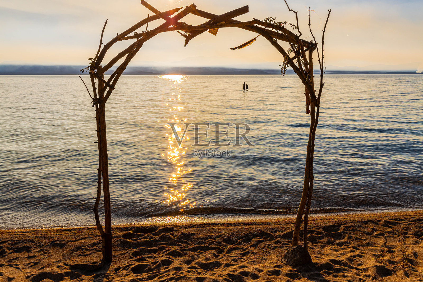 太浩湖泽弗港沙滩上的婚礼拱门日落照片摄影图片