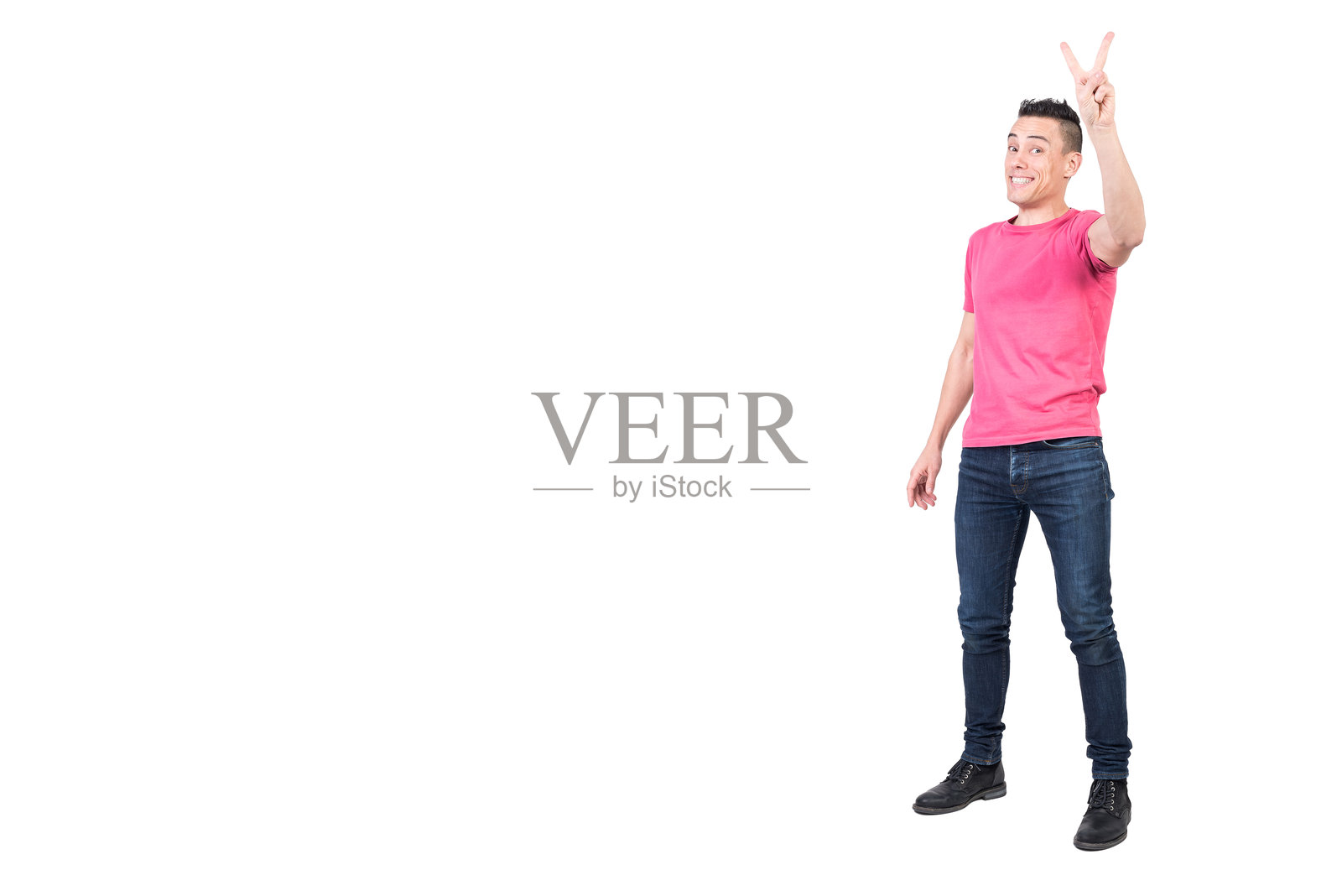 开心的男人做出V字手势。白色背景照片摄影图片