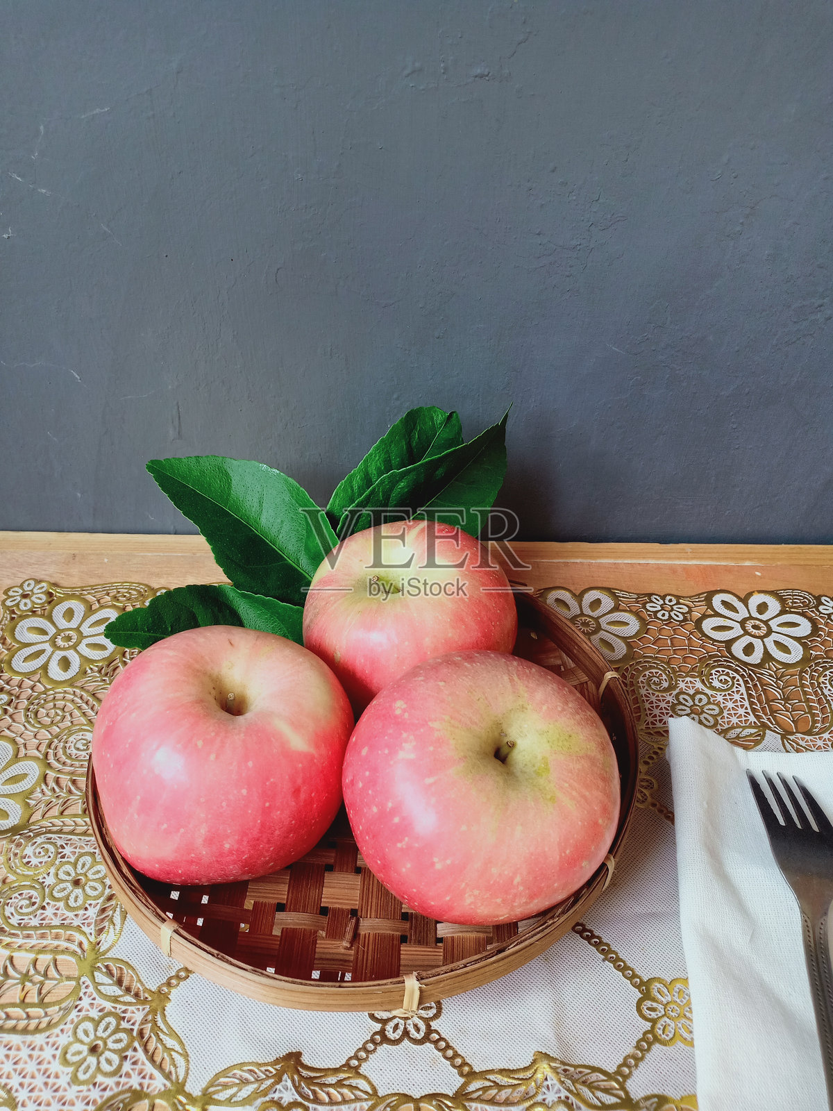 新鲜苹果特写放在木桌上照片摄影图片