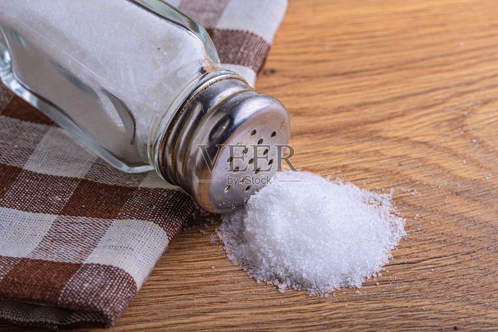 木质表面洒了盐照片摄影图片