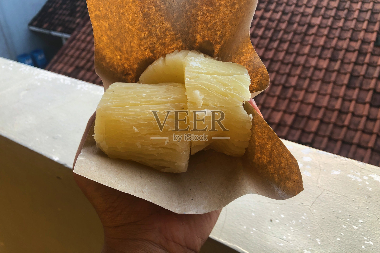 蒸制的传统印尼食品：煮木薯照片摄影图片