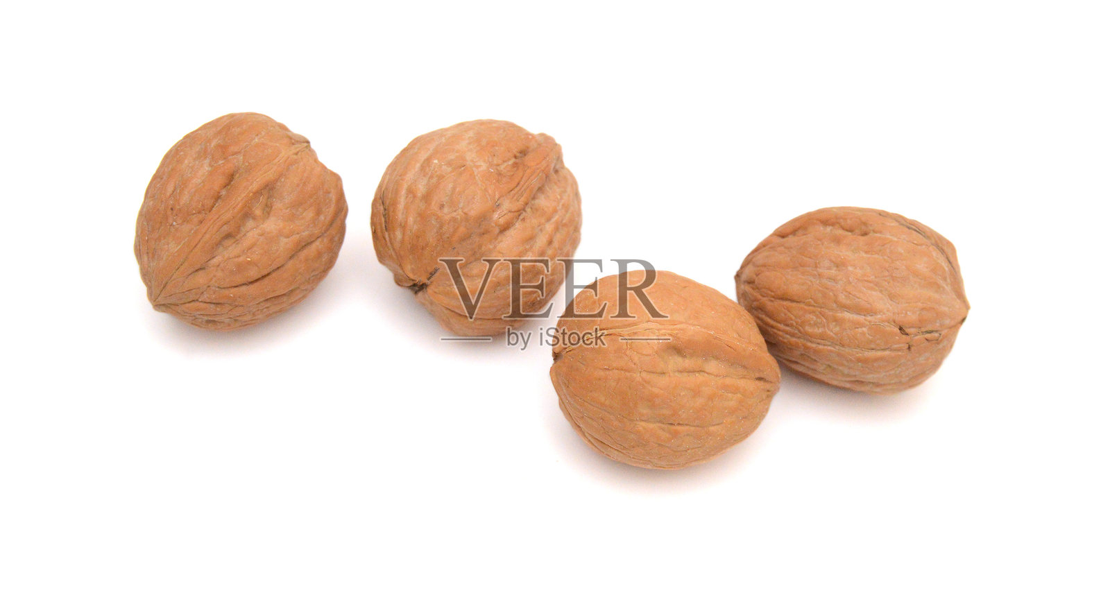 白色背景上的堆叠核桃照片摄影图片