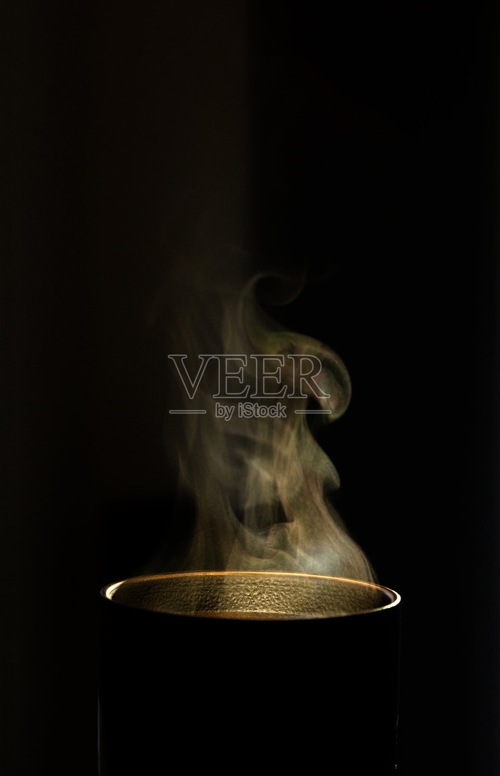 戏剧性的热腾腾的早晨咖啡或茶杯照片摄影图片