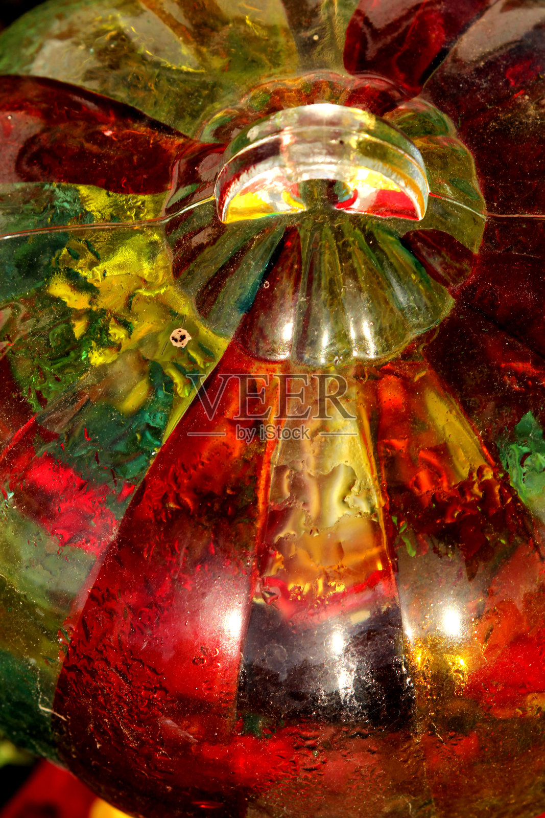 五彩缤纷的玻璃蜂鸟喂食器照片摄影图片