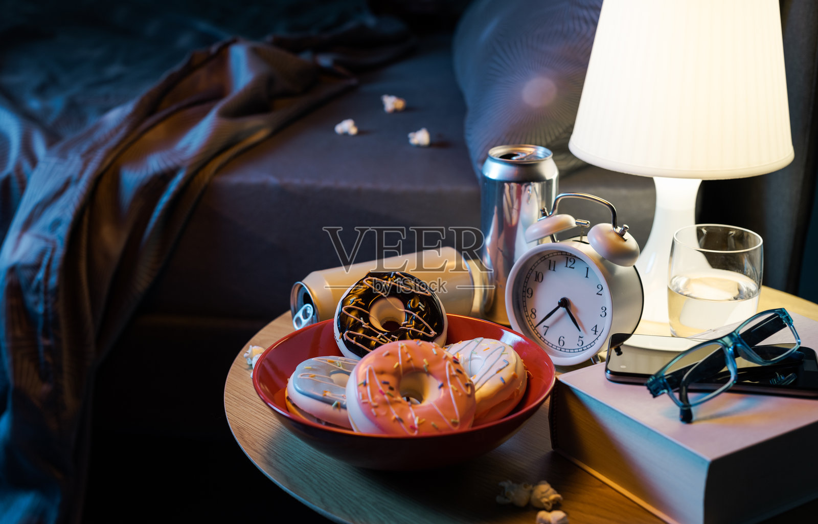 凌乱肮脏的卧室内部，满是杂物和未整理的床铺照片摄影图片