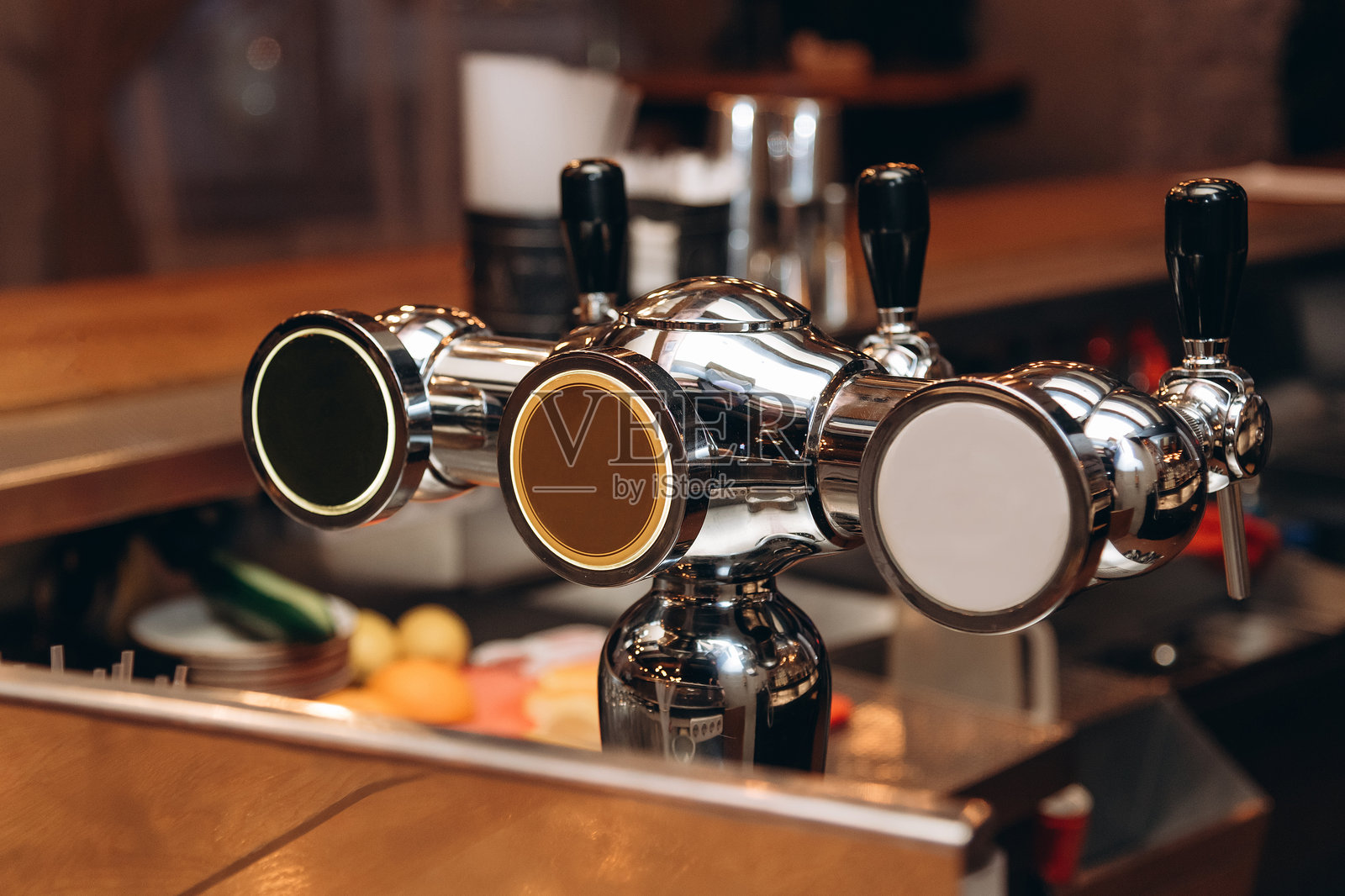 酒吧里的啤酒龙头照片摄影图片