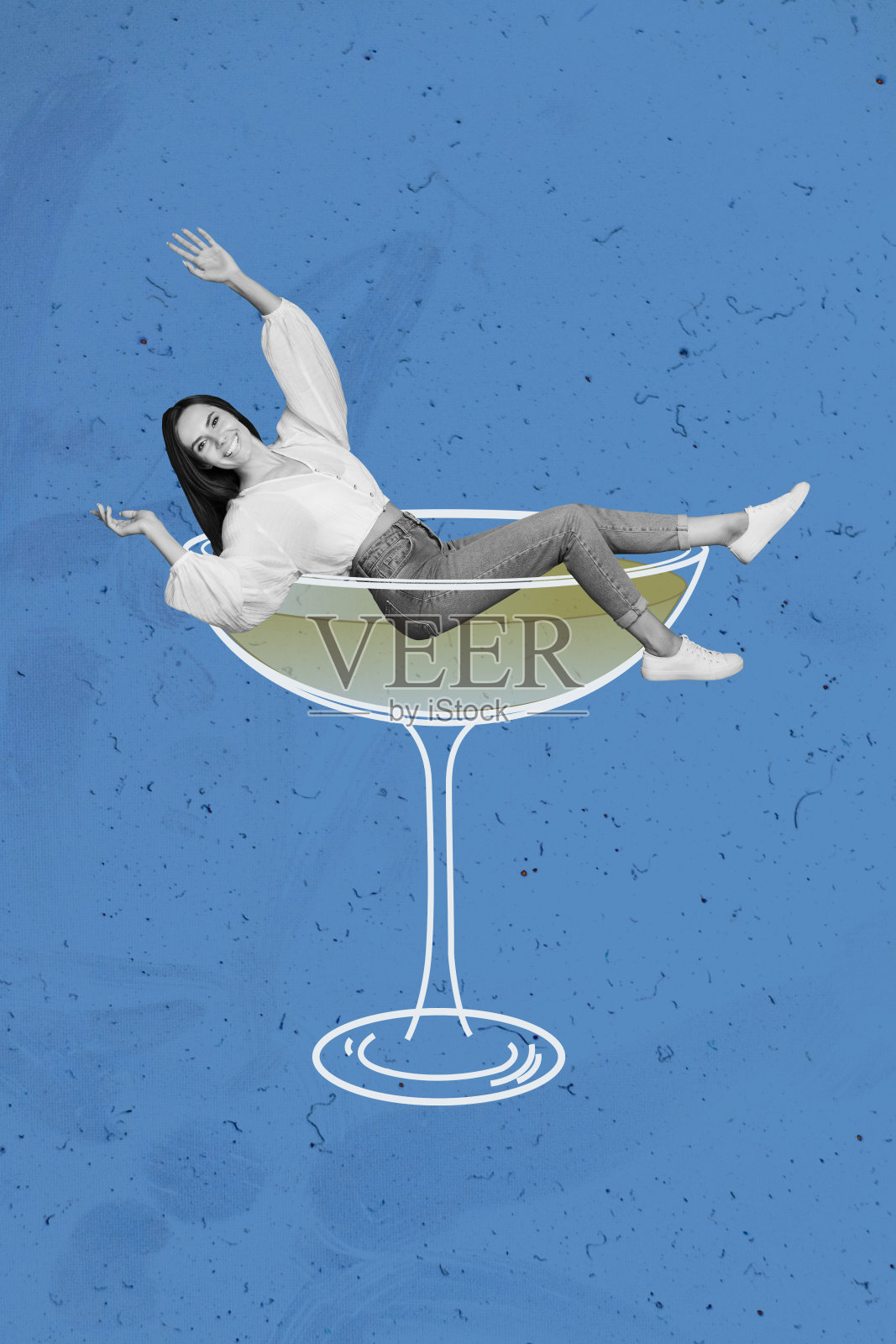 兴奋的黑白色女孩在大酒精鸡尾酒杯中，背景为创意蓝色的垂直拼贴画。照片摄影图片