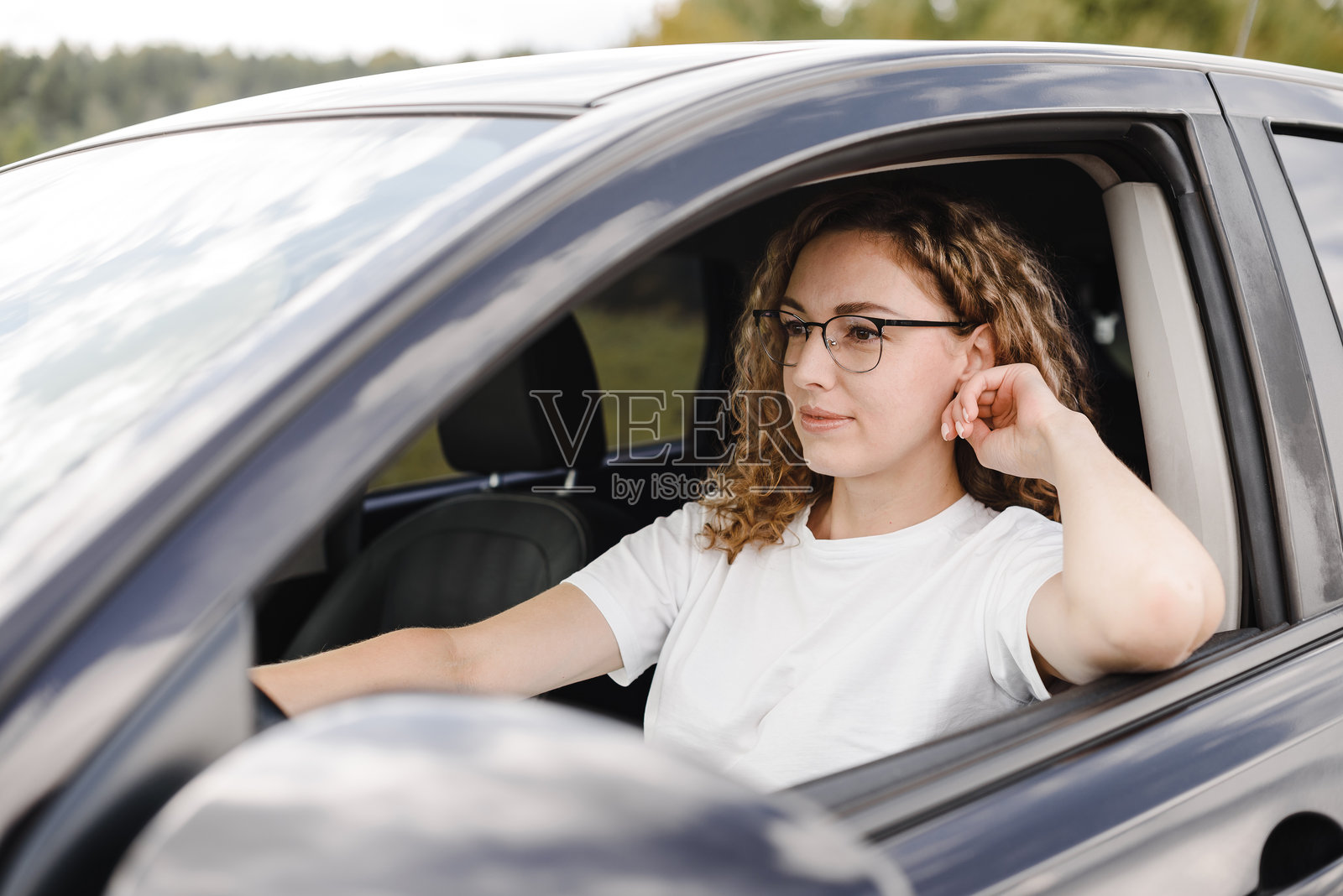 年轻女性在车里照片摄影图片