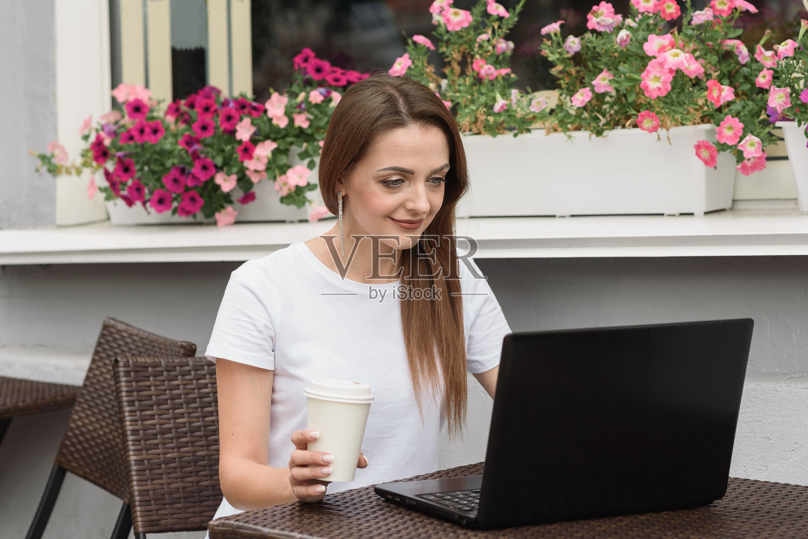 自由职业者在使用笔记本电脑工作照片摄影图片