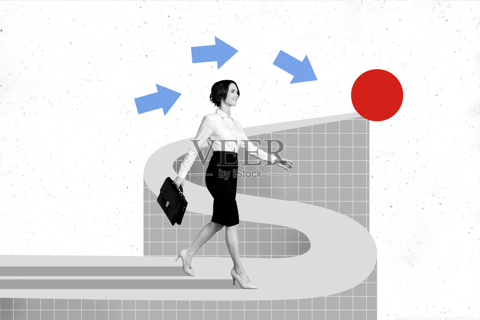 年轻成功女商人在通往成功的道路上，朝着方向前进，背景为灰色。照片摄影图片